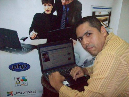 deskography-yo-quiero-salir-en-la-foto Que alguien le explique que no es necesario que el salga... con mostrar sus escritorio es suficiente.
