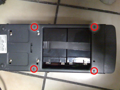 Es necesario desatornillar los cuatro tornillos marcados los cuales sostien la tapa para poder accesar a las bateria