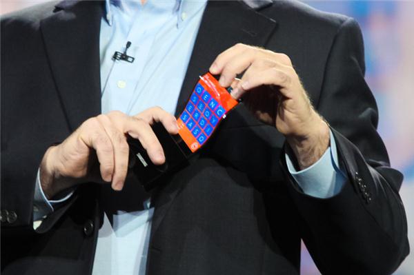 Teléfono con Windows Phone con pantalla OLED flexible