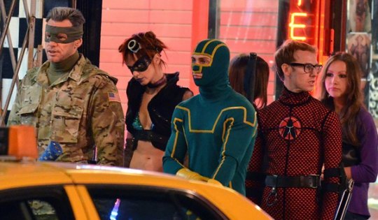 Kick-Ass con el Coronel y los demás superhéroes