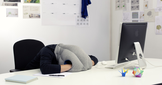 La OSTRICH PILLOW cuesta 60 dólares