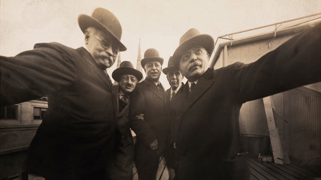 Tomada en 1920 esta es una de las primeras selfies donde aparecen fotógrafos de la empresa Byron en el estudio de fotografía Marceau