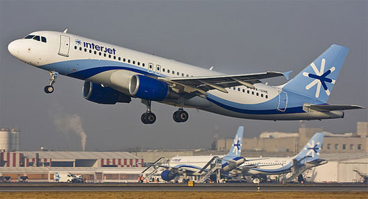 Avión Interjet despegando