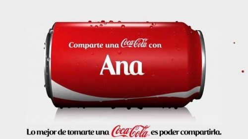 Una campaña donde las latas de coca cola tiene nombres de personas impresos.