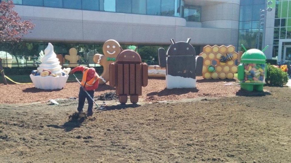 Googleplex y el jardín donde alojan las estatuas de las versiones de Android