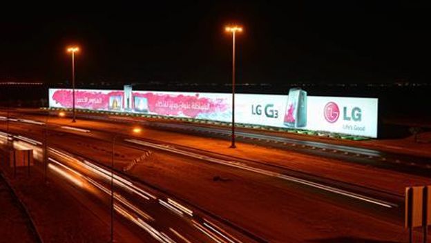 Así se ve la gran valla publicitaria en la noche, totalmente iluminada