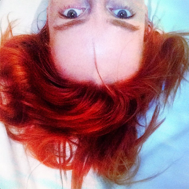 Jena Malone con el pelo rojo, rasgo característico de Carrie Kelly (Robin).