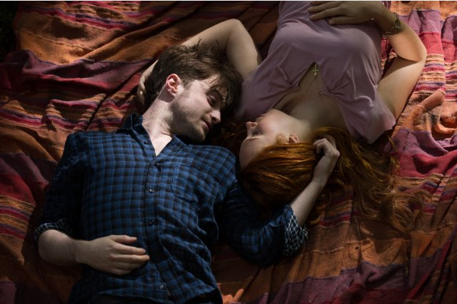 Daniel Radcliffe (Ig Perrish) y Juno Temple (Merrin Williams)