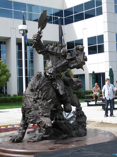 Estatua del Orco a la entrada del edificio de Blizzard