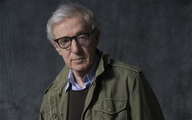 Woody Allen tiene 79 años. Es dramaturgo, músico, director, guionista, actor, humorista y escritor. Ha ganado el premio Óscar 4 veces.