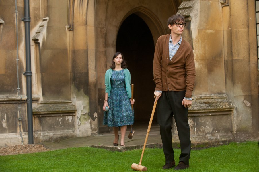 Eddie Redmayne (Stephen Hawking) y Felicity Jones (Jane Hawking)