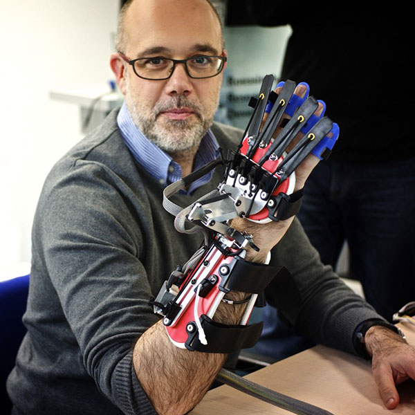 Esta es la mano robótica SCRIPT, que servirá como terapia para los enfermeros con parálisis en las manos 