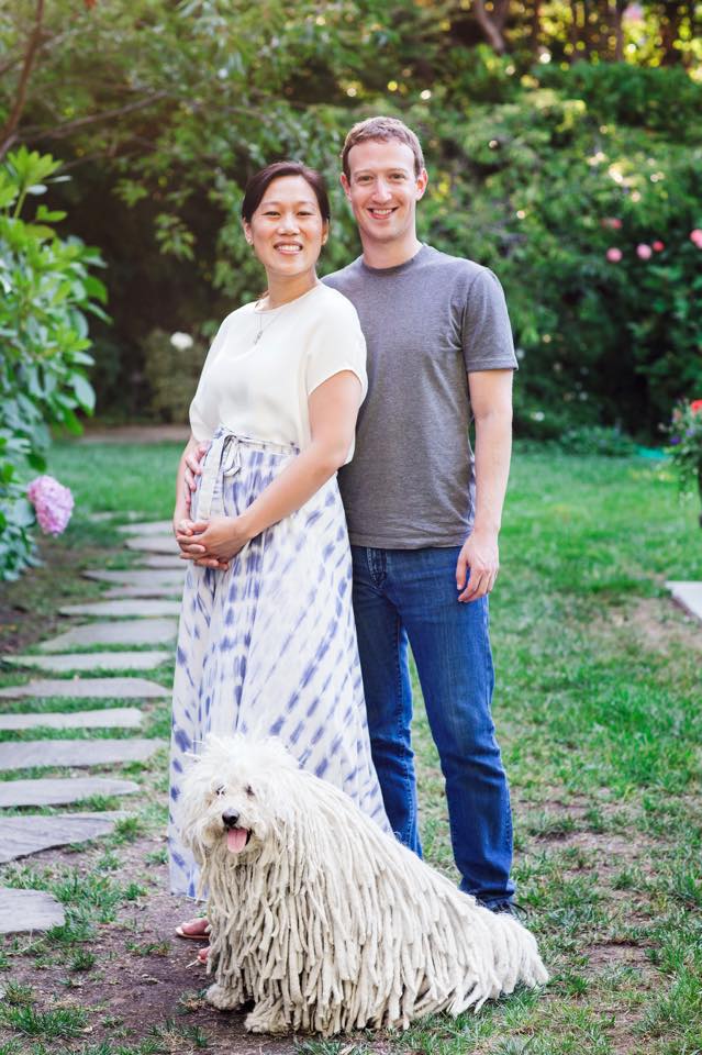Mark Zuckerberg con su esposa Priscilla Chan y su ya conocido perro, Beast